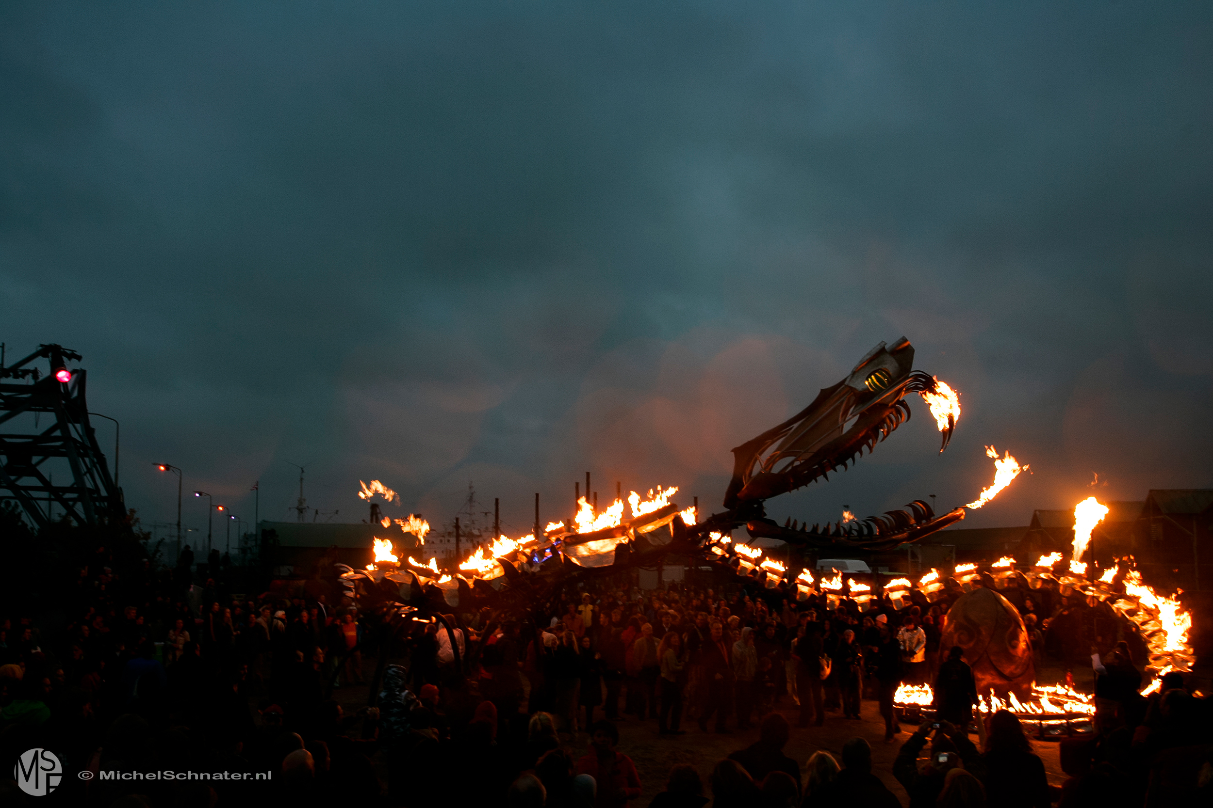 Eventfotograaf fotograaf foto avond sfeer draak metaal van vuur op festival in Amsterdam ndsm werf